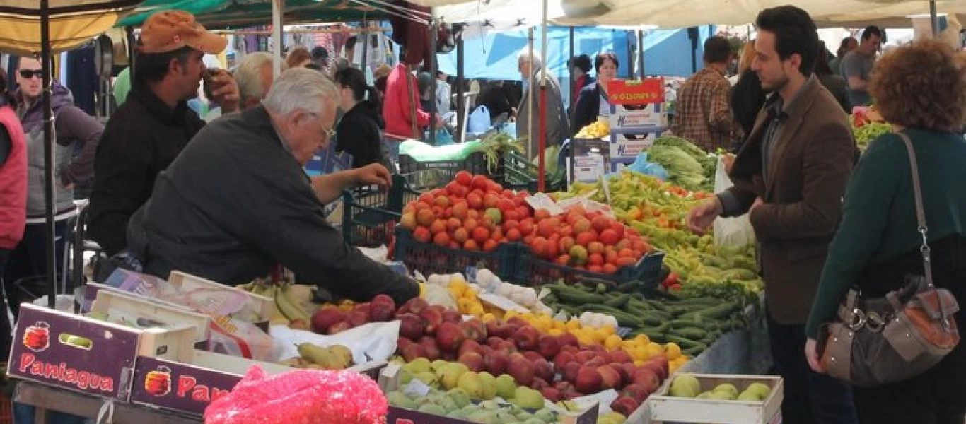 Ηράκλειο: Αγροτικό έπεσε πάνω σε πάγκους σε λαϊκή αγορά και τραυμάτισε μία γυναίκα